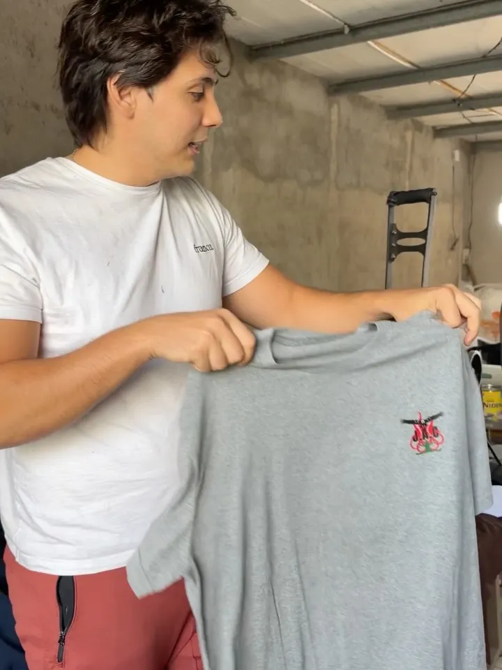 Remera gris con el escudo del Instituto JAC